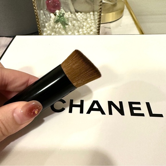 Chanel FLUID AND POWDER FOUNDATION BRUSH —Brand New - Picture 4 of 4